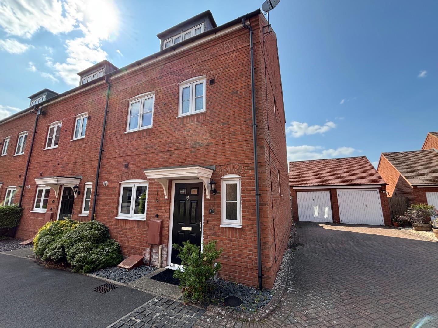 4 Bed, 2 Bath Property For Sale in Feldon Way, CV37 7EE
